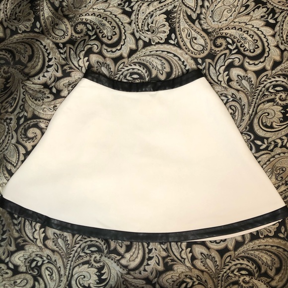 Banana Republic white/black skirt with pockets! - Picture 3 of 8